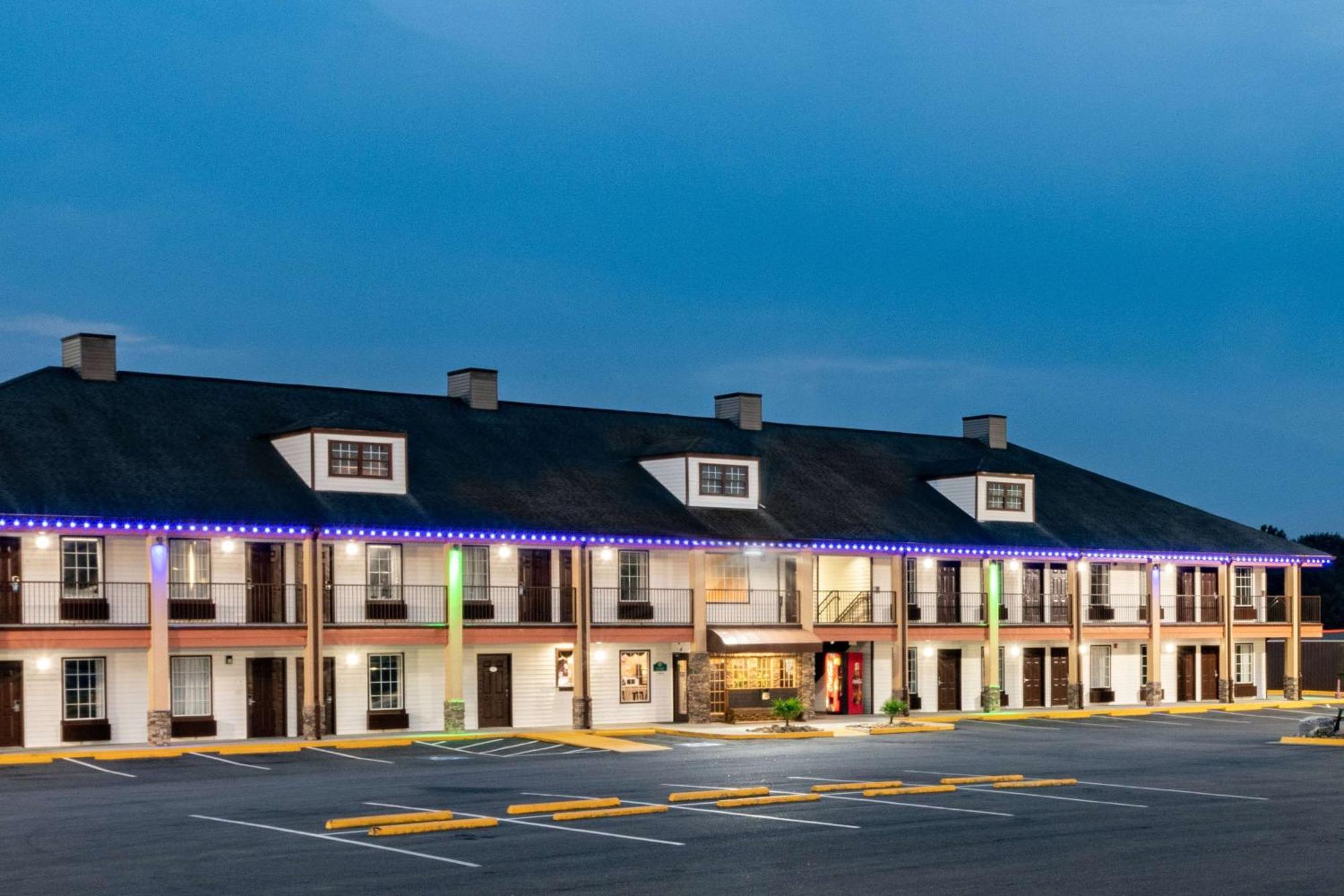 Baymont By Wyndham Commerce Ga Near Tanger Outlets Mall Екстер'єр фото