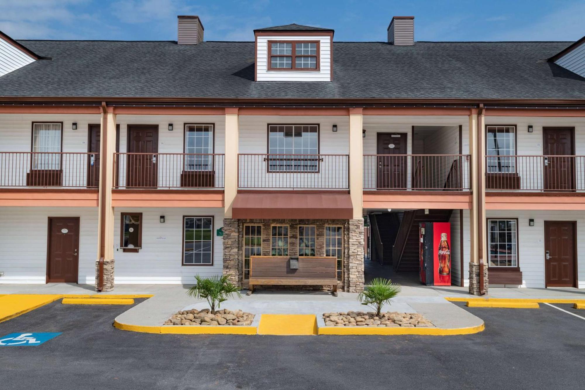 Baymont By Wyndham Commerce Ga Near Tanger Outlets Mall Екстер'єр фото